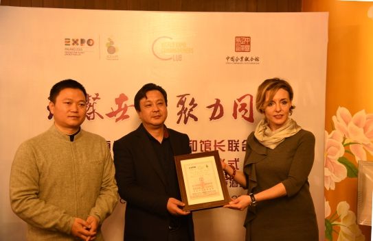 “六百里”太平猴魁茶葉在世博會聯(lián)合會中國中心榮獲百年世博經(jīng)典品牌稱號.jpg “六百里”太平猴魁茶葉在世博會聯(lián)合會中國中心榮獲百年世博經(jīng)典品牌稱號.jpg