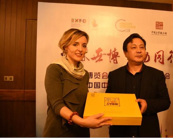 “六百里”太平猴魁茶葉在世博會聯(lián)合會中國中心榮獲百年世博經(jīng)典品牌稱號.jpg “六百里”太平猴魁茶葉在世博會聯(lián)合會中國中心榮獲百年世博經(jīng)典品牌稱號.jpg