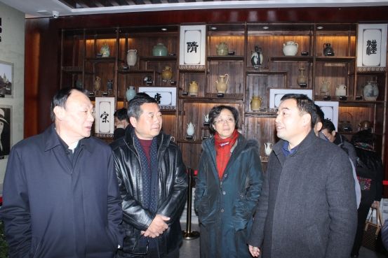 邵國(guó)荷參觀黃山太平猴魁博物館.jpg 邵國(guó)荷參觀黃山太平猴魁博物館.jpg