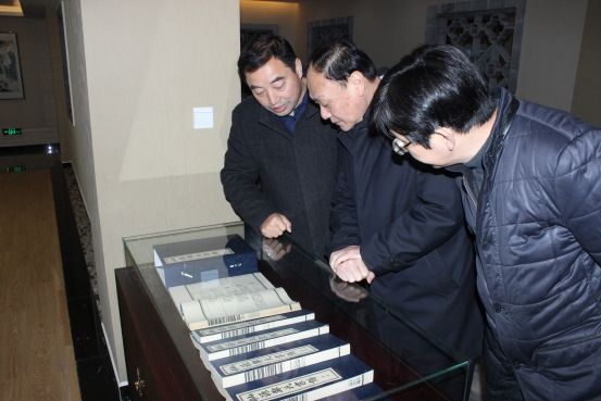 邵國(guó)荷參觀黃山太平猴魁博物館.jpg 邵國(guó)荷參觀黃山太平猴魁博物館.jpg