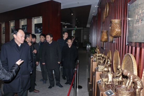 邵國(guó)荷參觀黃山太平猴魁博物館.jpg 邵國(guó)荷參觀黃山太平猴魁博物館.jpg