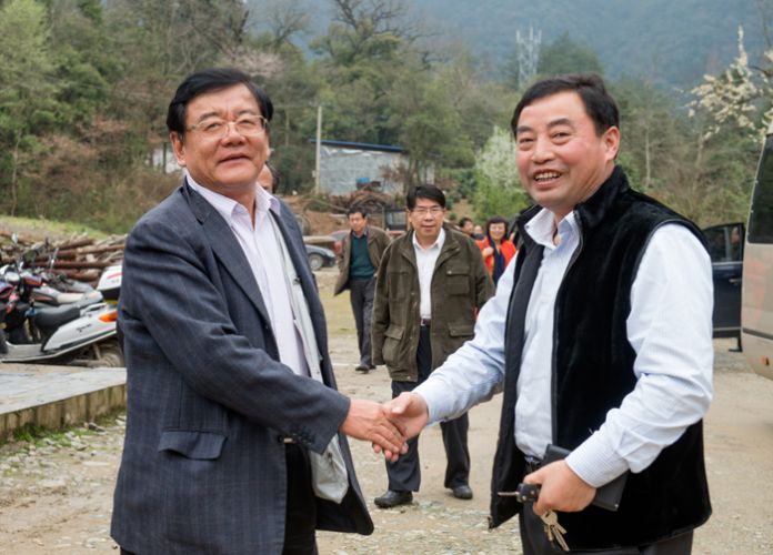 劉平均一行視察六百里茶園基地.jpg 劉平均一行視察六百里茶園基地.jpg