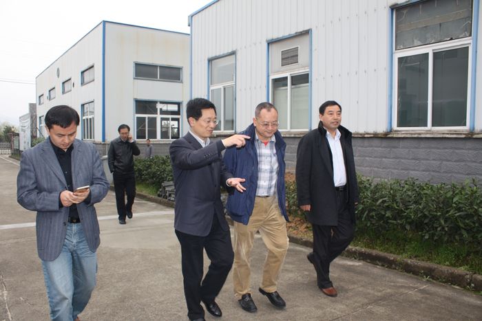 區(qū)委書記徐立秋引薦深圳客商到黃山六百里猴魁進(jìn)行考察.jpg 區(qū)委書記徐立秋引薦深圳客商到黃山六百里猴魁進(jìn)行考察.jpg