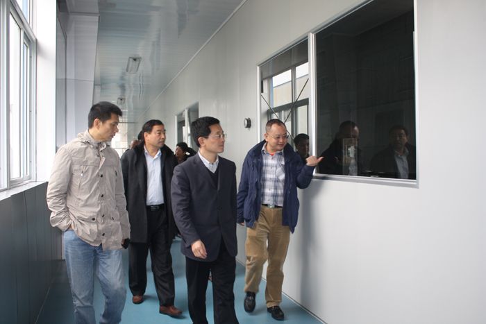 區(qū)委書記徐立秋引薦深圳客商到黃山六百里猴魁進(jìn)行考察.jpg 區(qū)委書記徐立秋引薦深圳客商到黃山六百里猴魁進(jìn)行考察.jpg