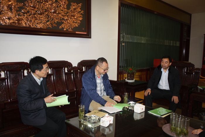 區(qū)委書記徐立秋引薦深圳客商到黃山六百里猴魁進(jìn)行考察.jpg 區(qū)委書記徐立秋引薦深圳客商到黃山六百里猴魁進(jìn)行考察.jpg